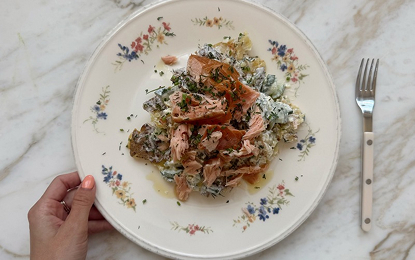 Salade de pommes de terre écrasées et saumon fumé